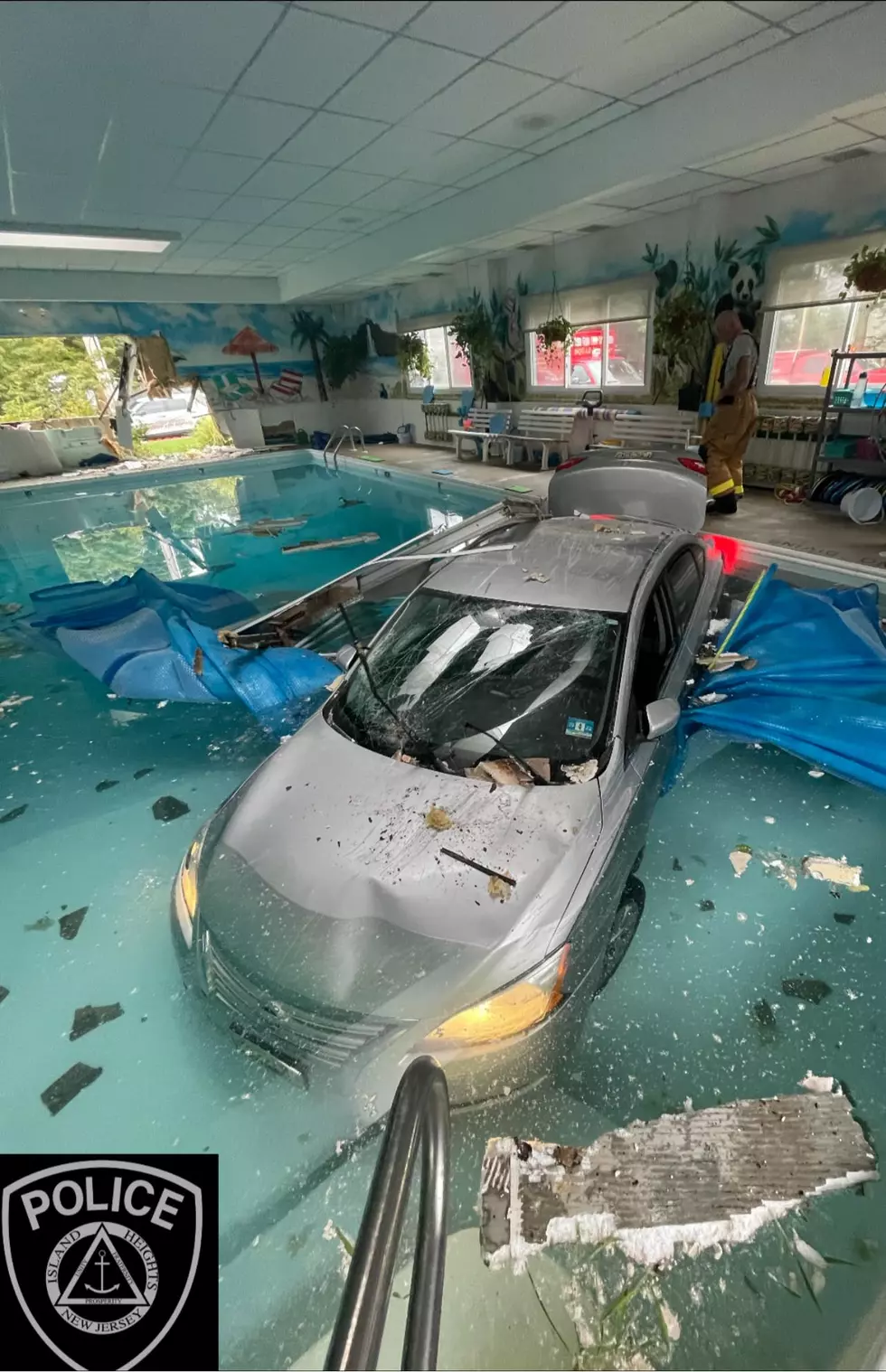 Driver under the influence makes splash landing at Pied Piper swim school